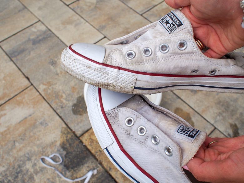 Jak pozbyć się zabrudzeń z białych butów i przywrócić im dawny blask i kolor? 5 sprawdzonych sposobów