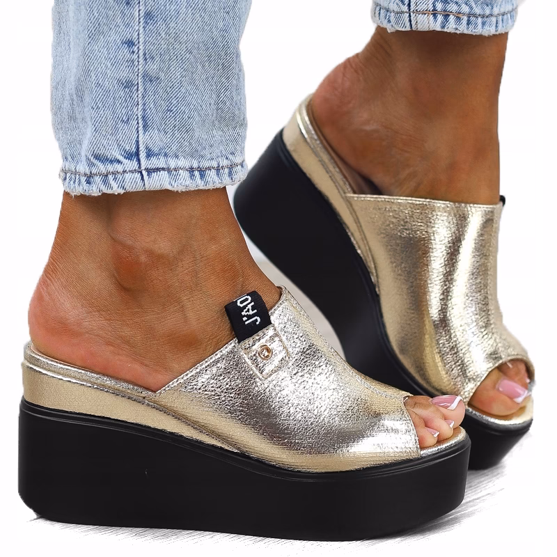 Na co zwrócić uwagę przy wyborze klapek na koturnie?