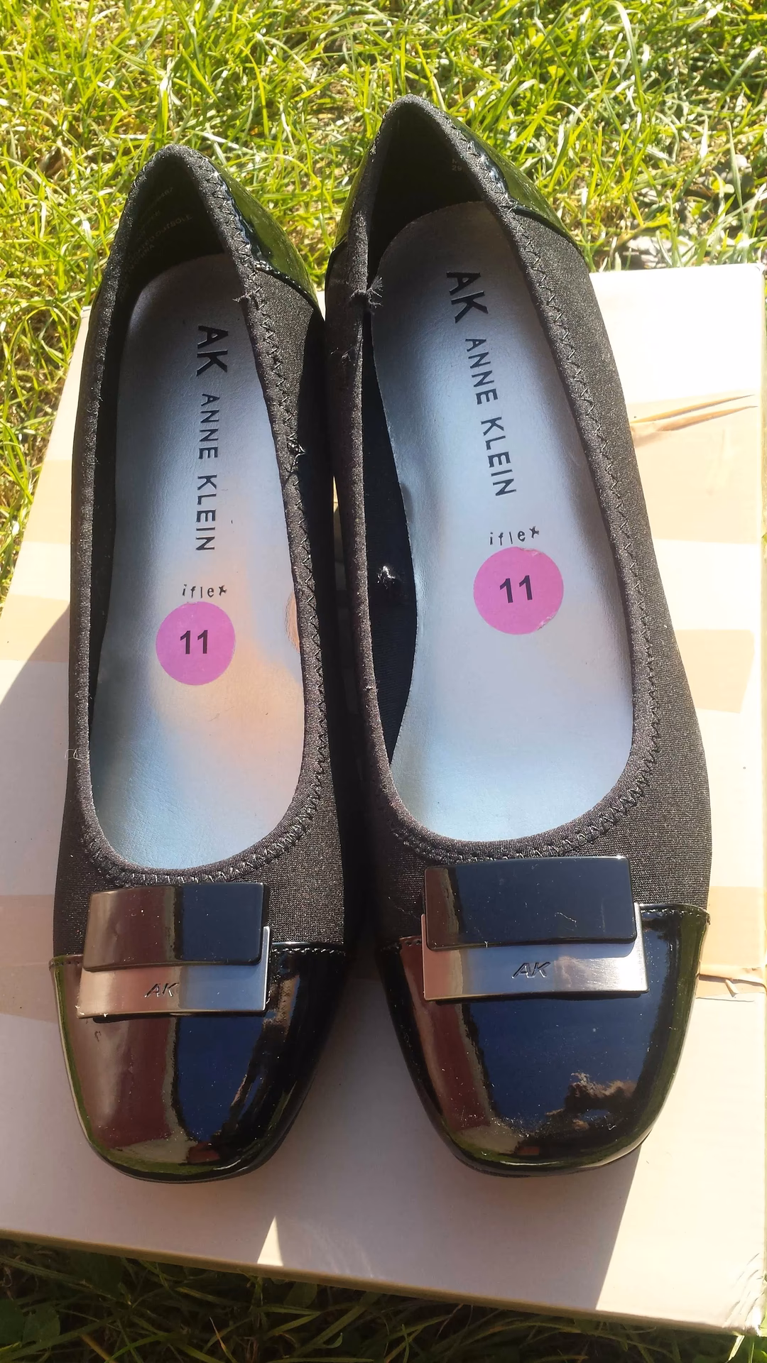 Z czego są wykonane buty Anne Klein?