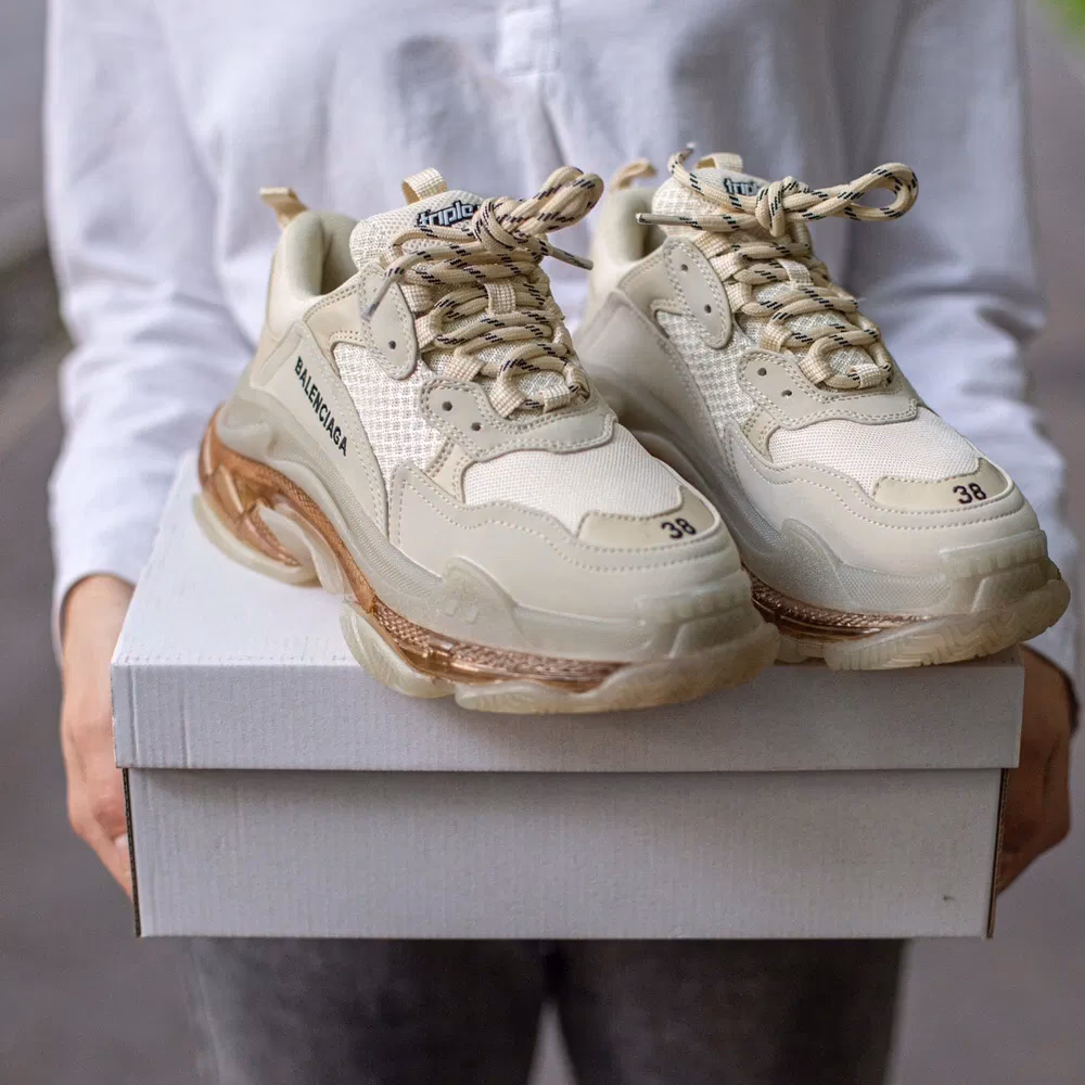 Balenciaga Triple S - jak nosić?