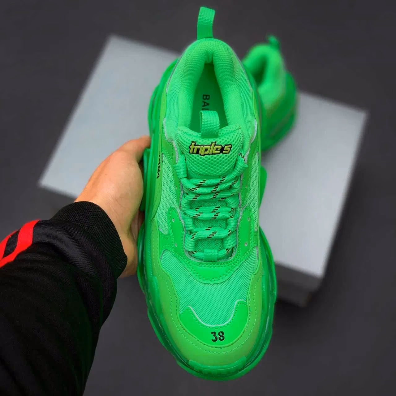 Jak czyścić buty Balenciaga Triple S?