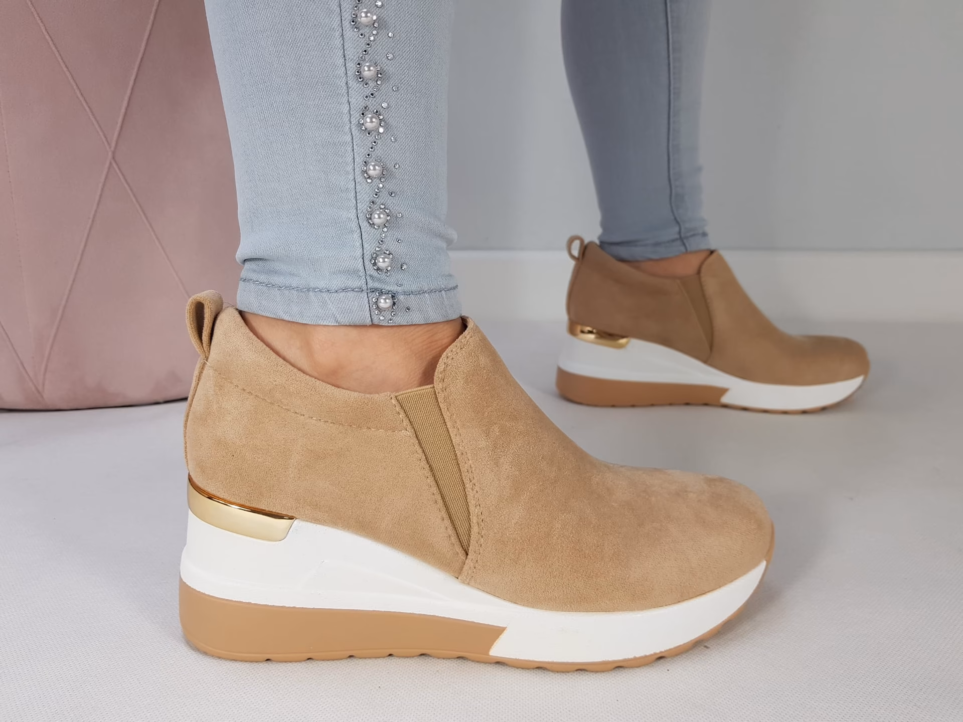 Do czego pasują beżowe buty na koturnie?