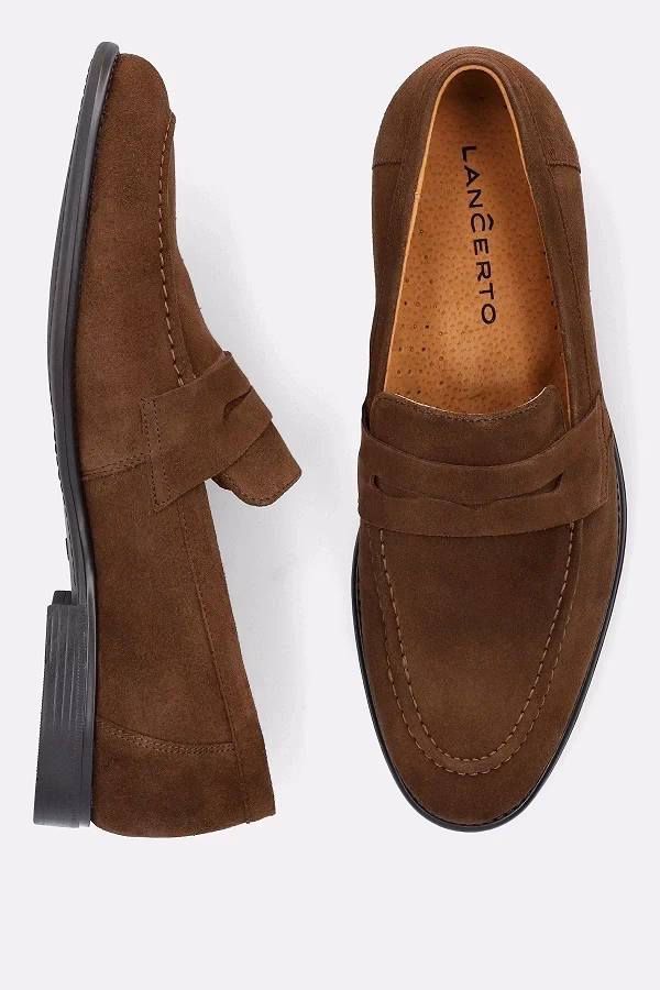 Jakie buty pasują do beżowego garnituru?