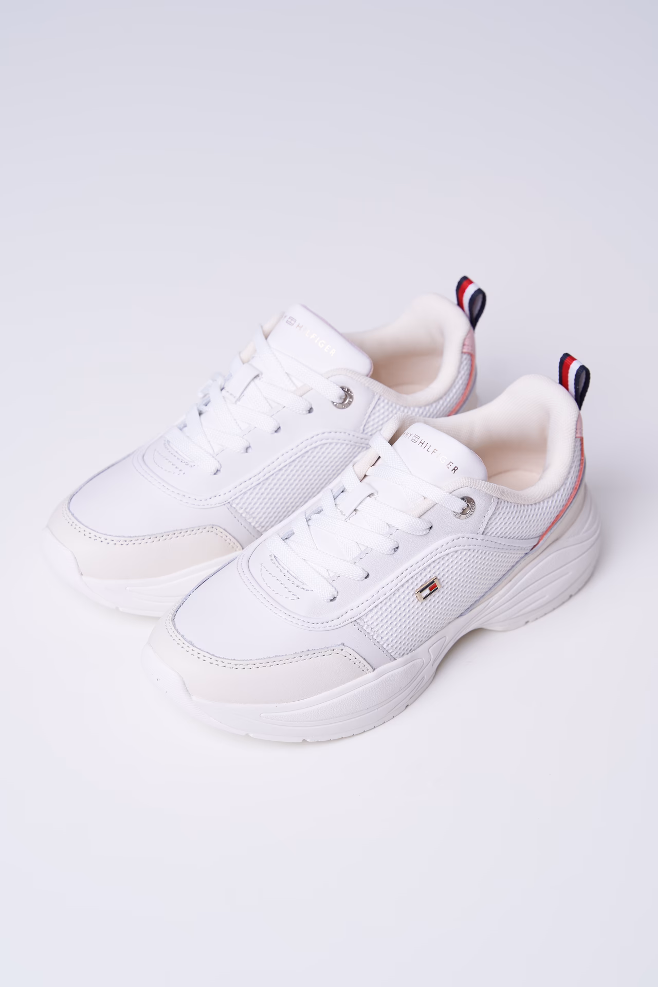 Gdzie kupić białe buty sportowe damskie Tommy Hilfiger?