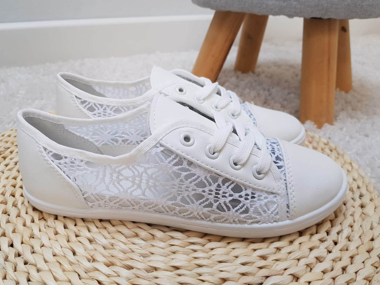 Jak dbać o białe koronkowe buty?