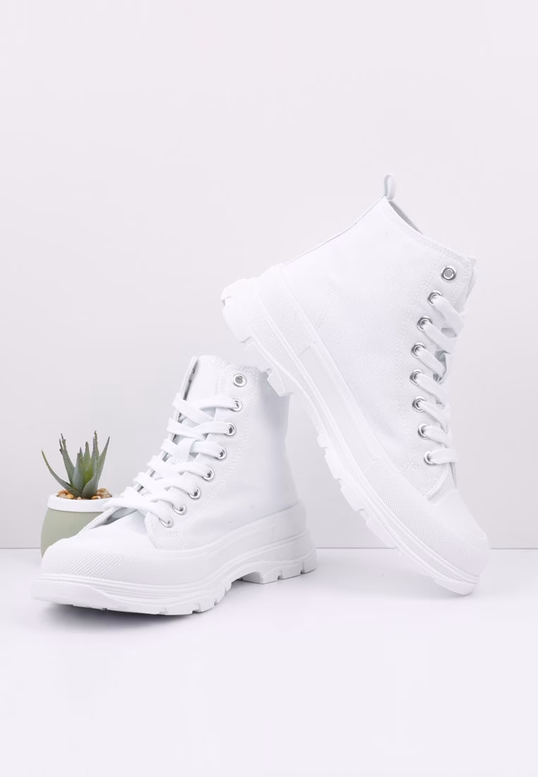 Jak nosić białe buty sportowe?