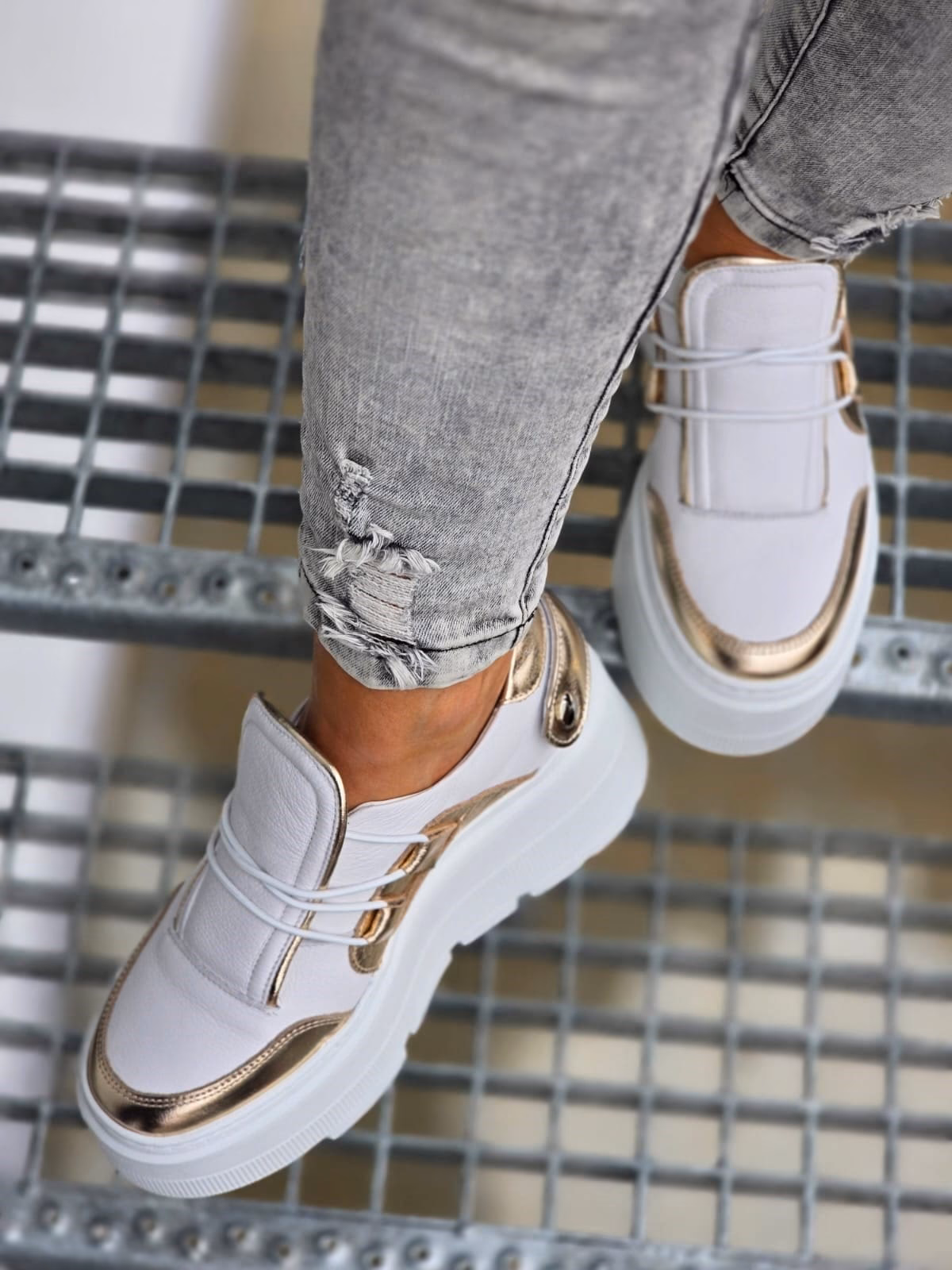 Do czego nosić złote buty?