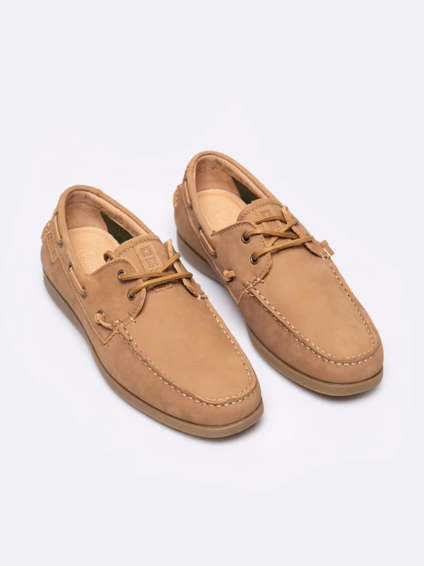 Czy mokasyny pasują do spodni dresowych?