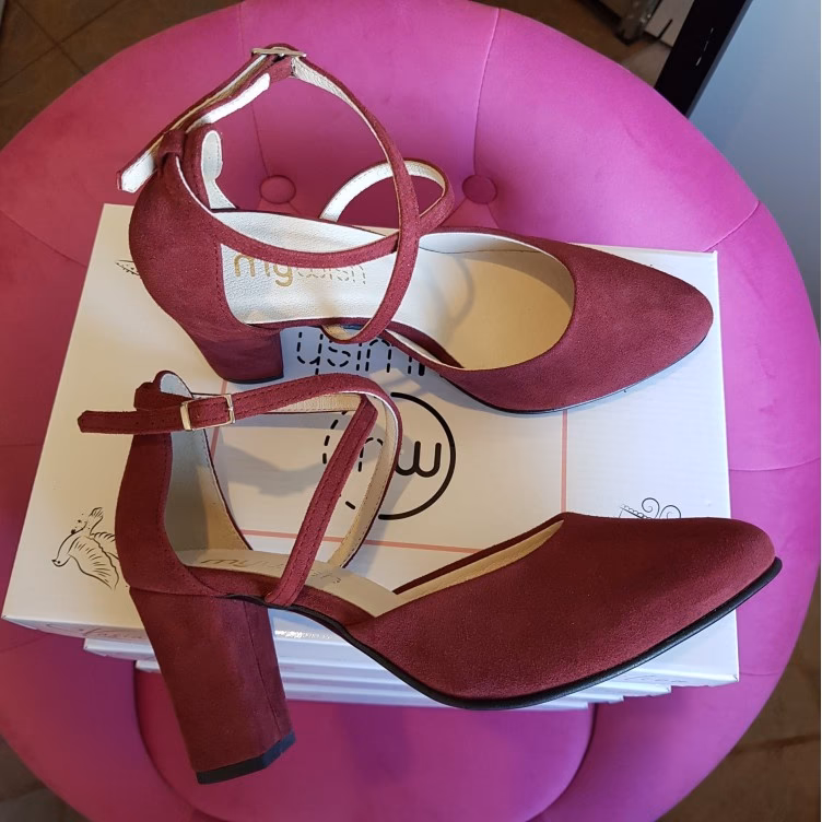 Jak nosić bordowe buty?
