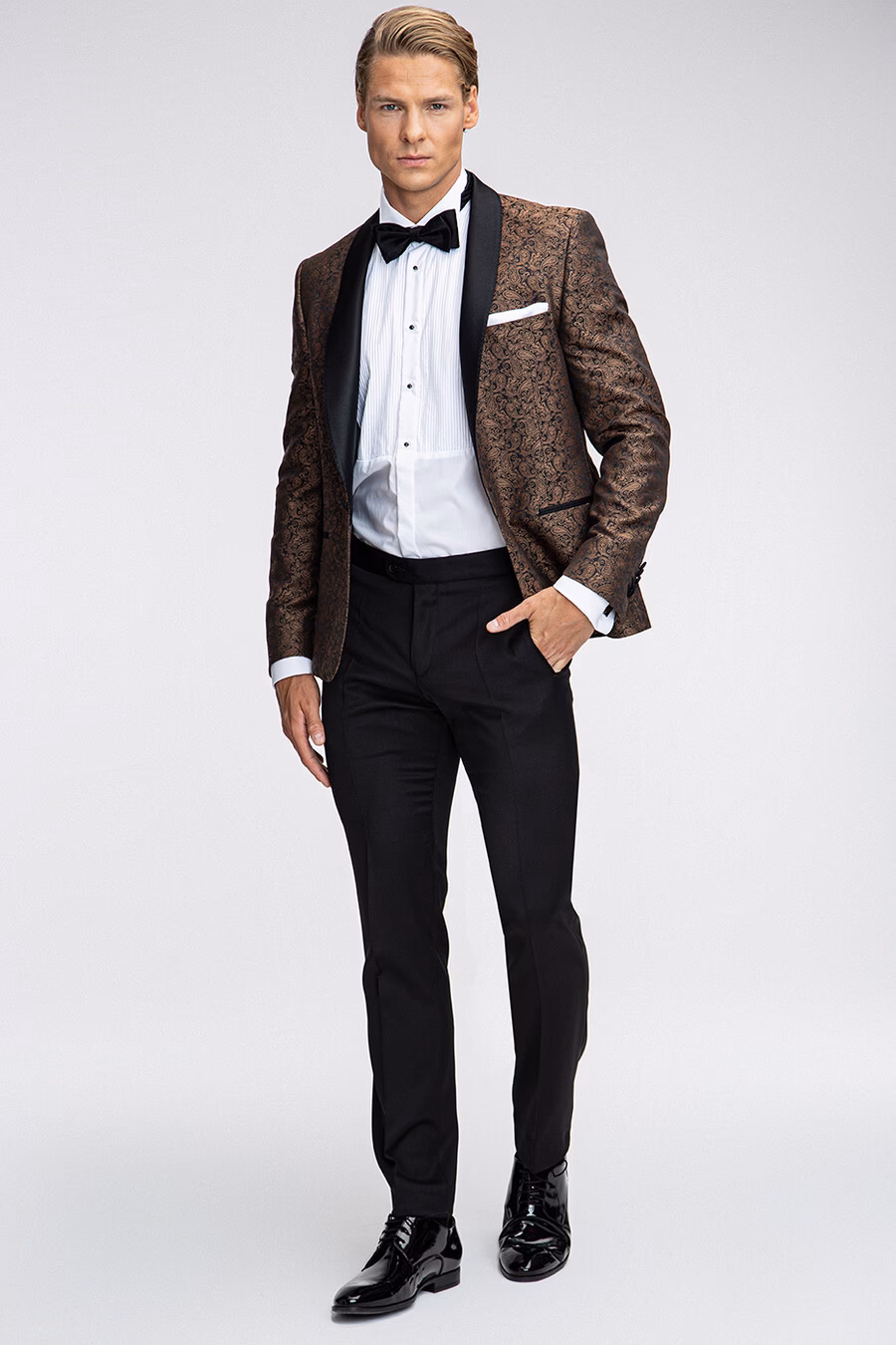 Czy brązowe buty pasują do czarnego garnituru?