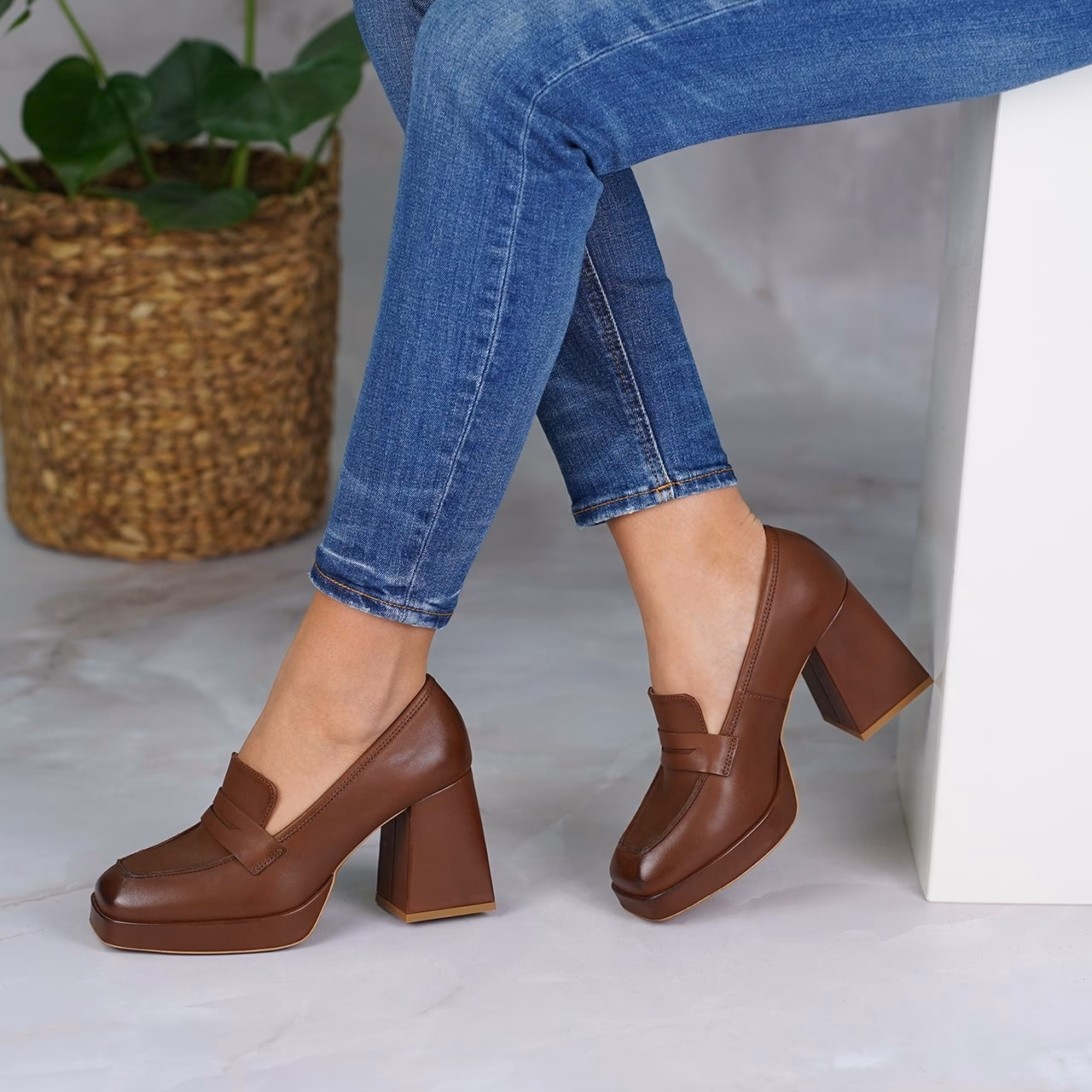 Do czego pasują brązowe buty na obcasie?