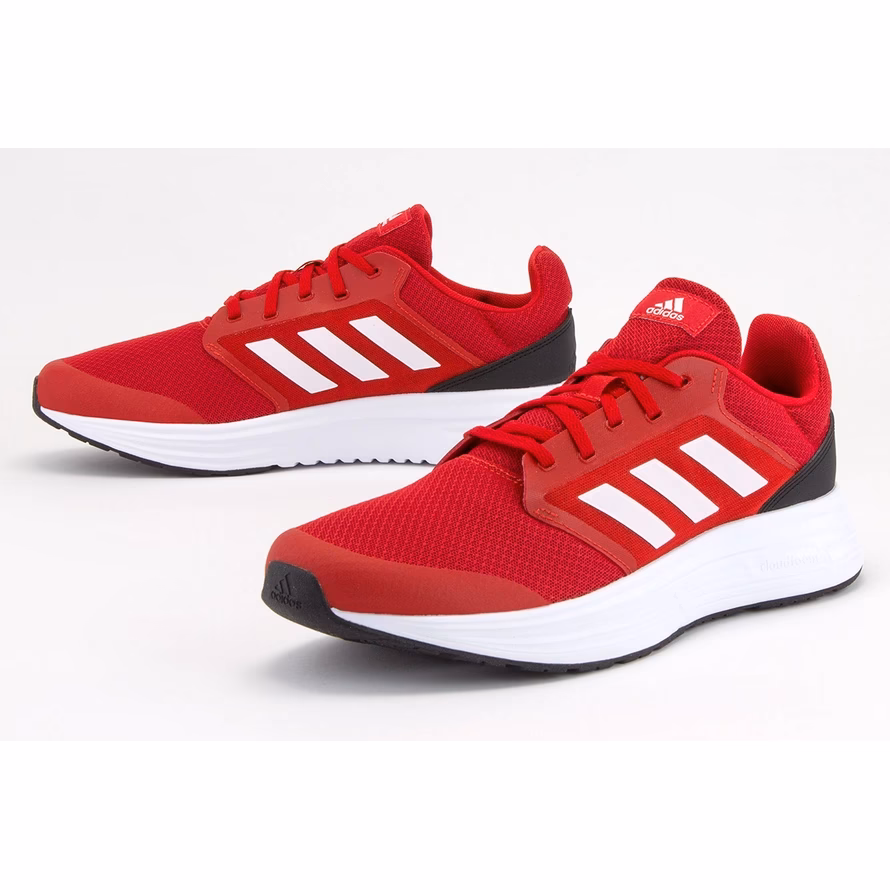 Czy Adidas ma buty sportowe w kolorze czerwonym dla mężczyzn?