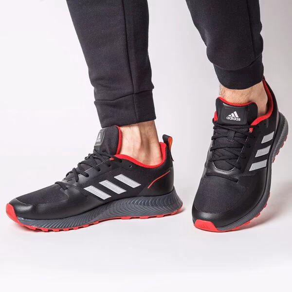 Jakie buty pasują do czerwonej sukienki?