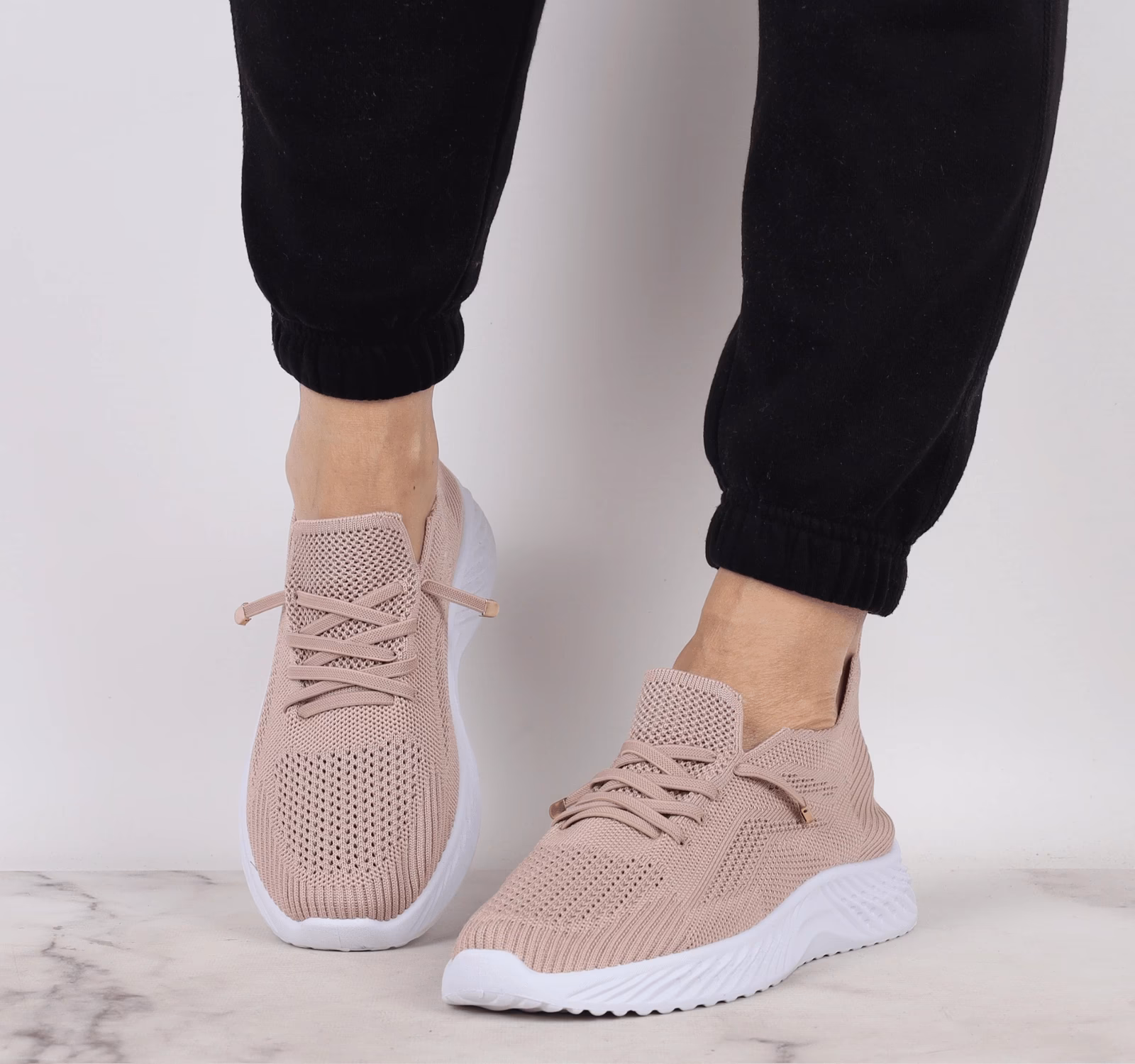 Czy pudrowy róż pasuje do każdego typu urody?