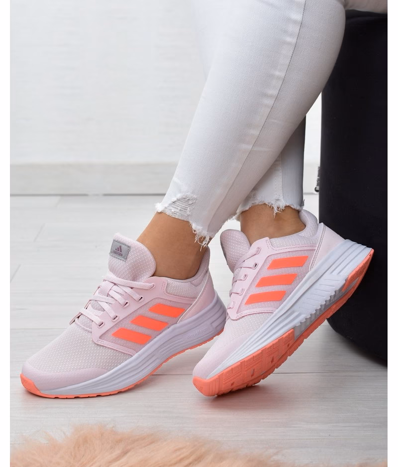 Do czego pasują różowe buty?