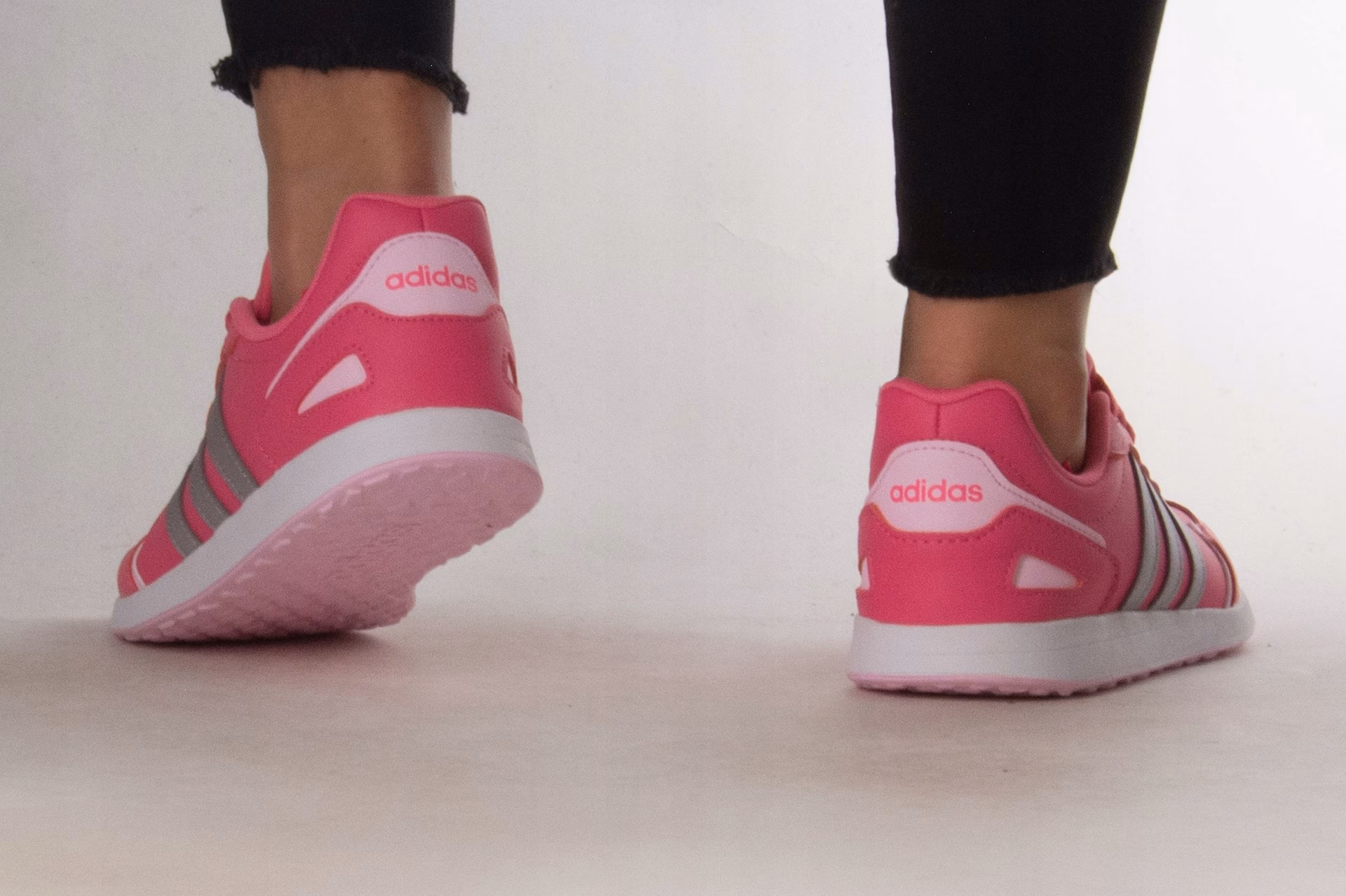 Czy różowe buty Adidas są łatwe w czyszczeniu?