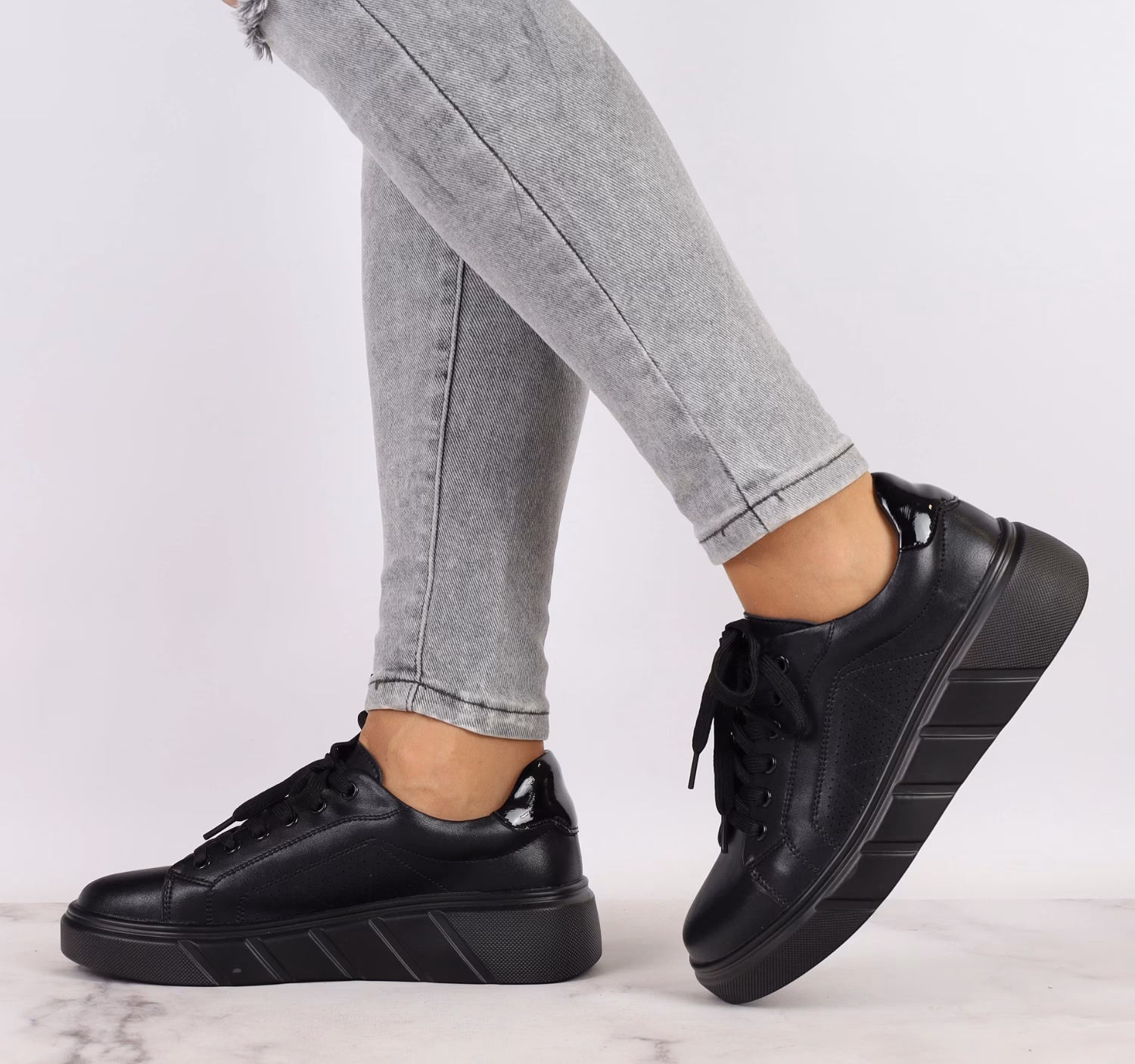 Jakie buty sportowe damskie są najmodniejsze?