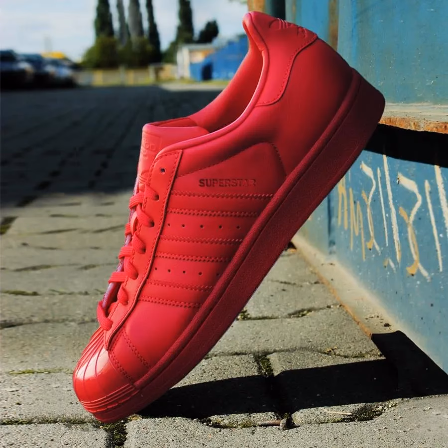 Czym się różnią Superstary od Adidasy?