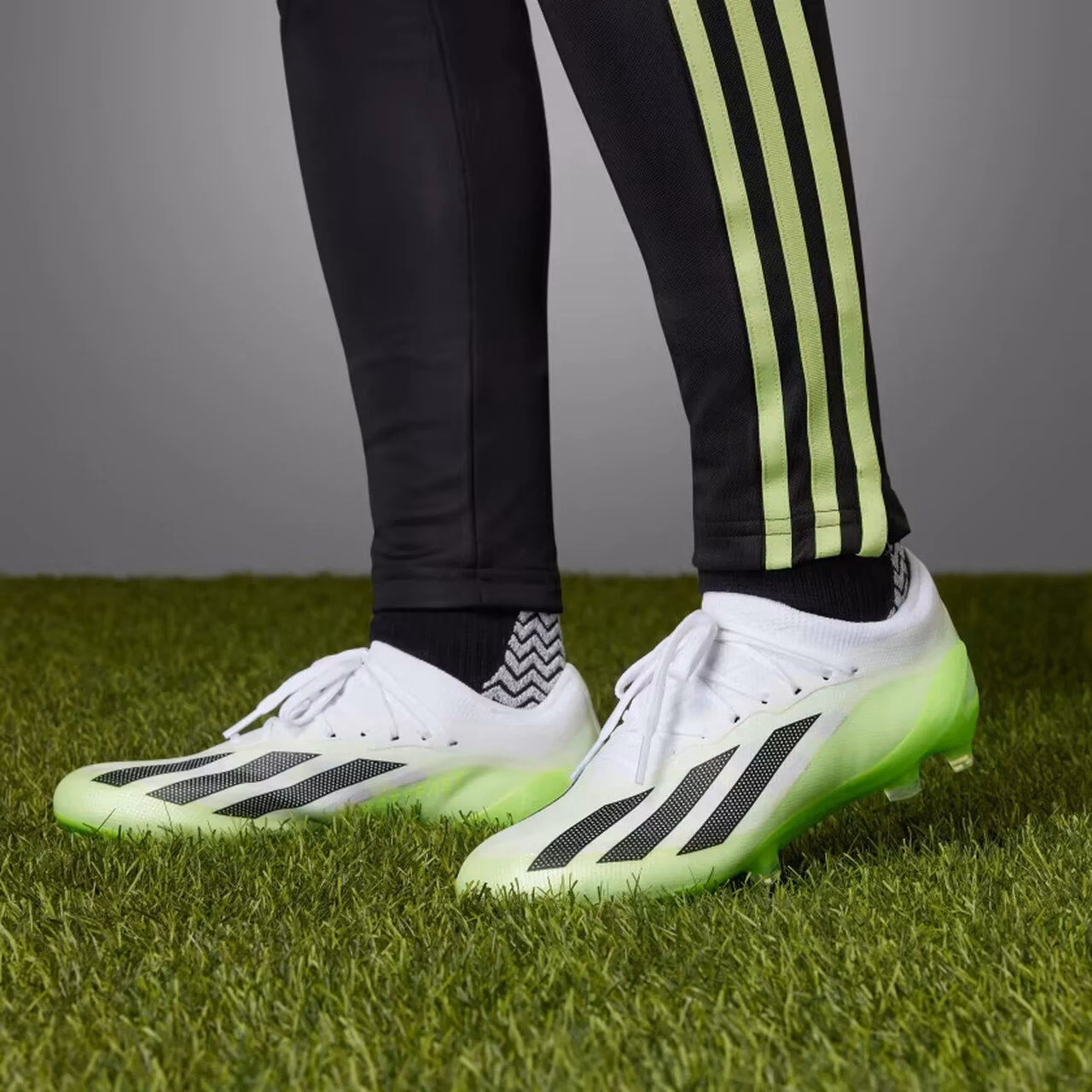 Jakie są cechy charakterystyczne butów Adidas w kolorze zielono-białym?