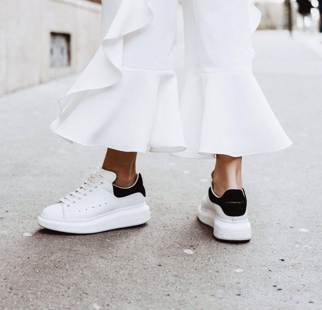 Alexander McQueen Oversized Sneaker - czy rozmiarówka jest standardowa?