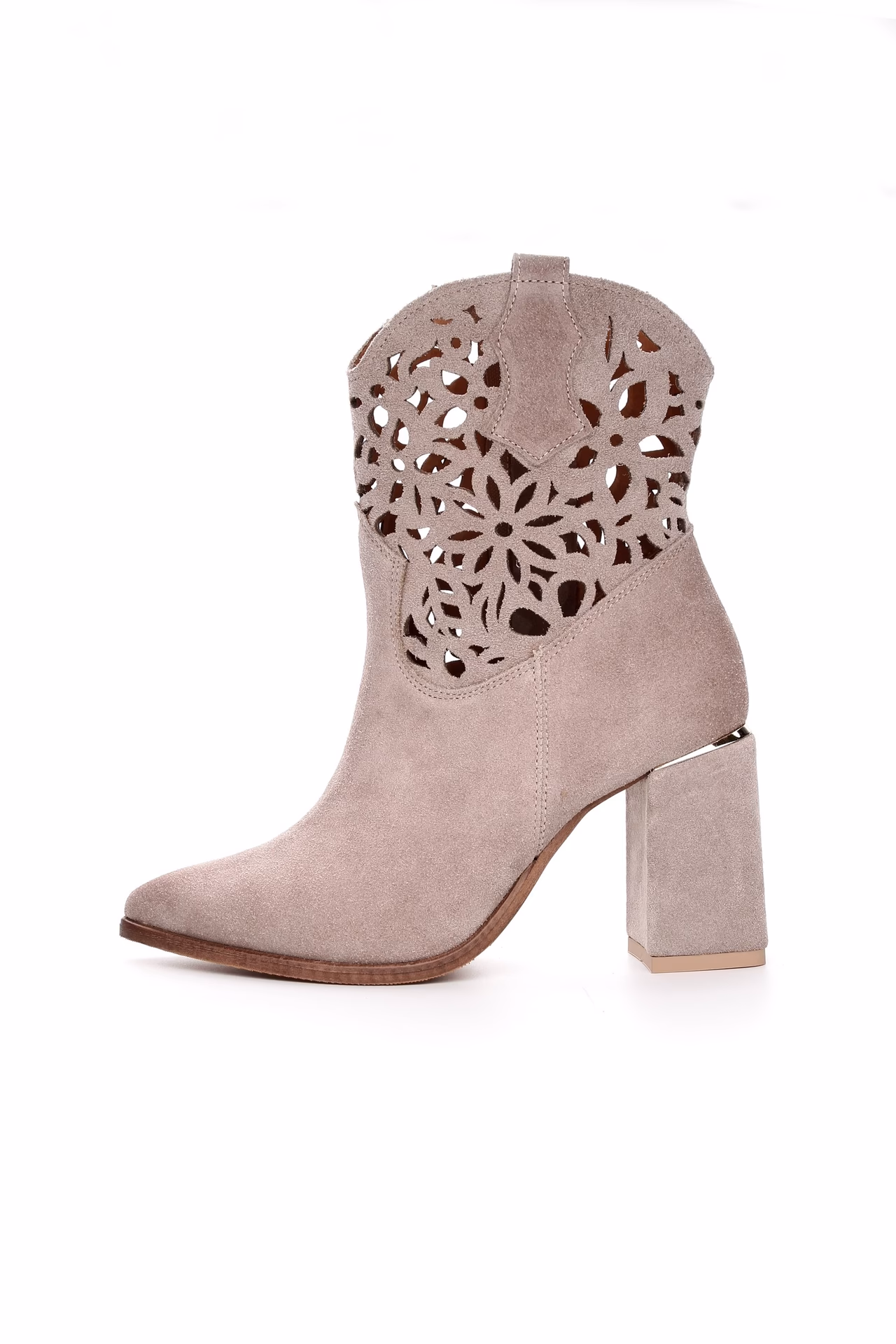 Do czego pasują ażurowe buty?