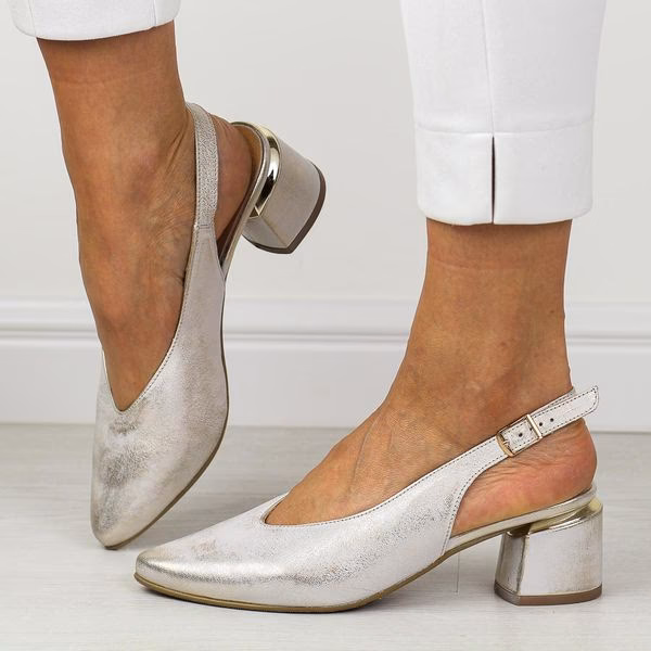 Jak nosić klapki na obcasie?