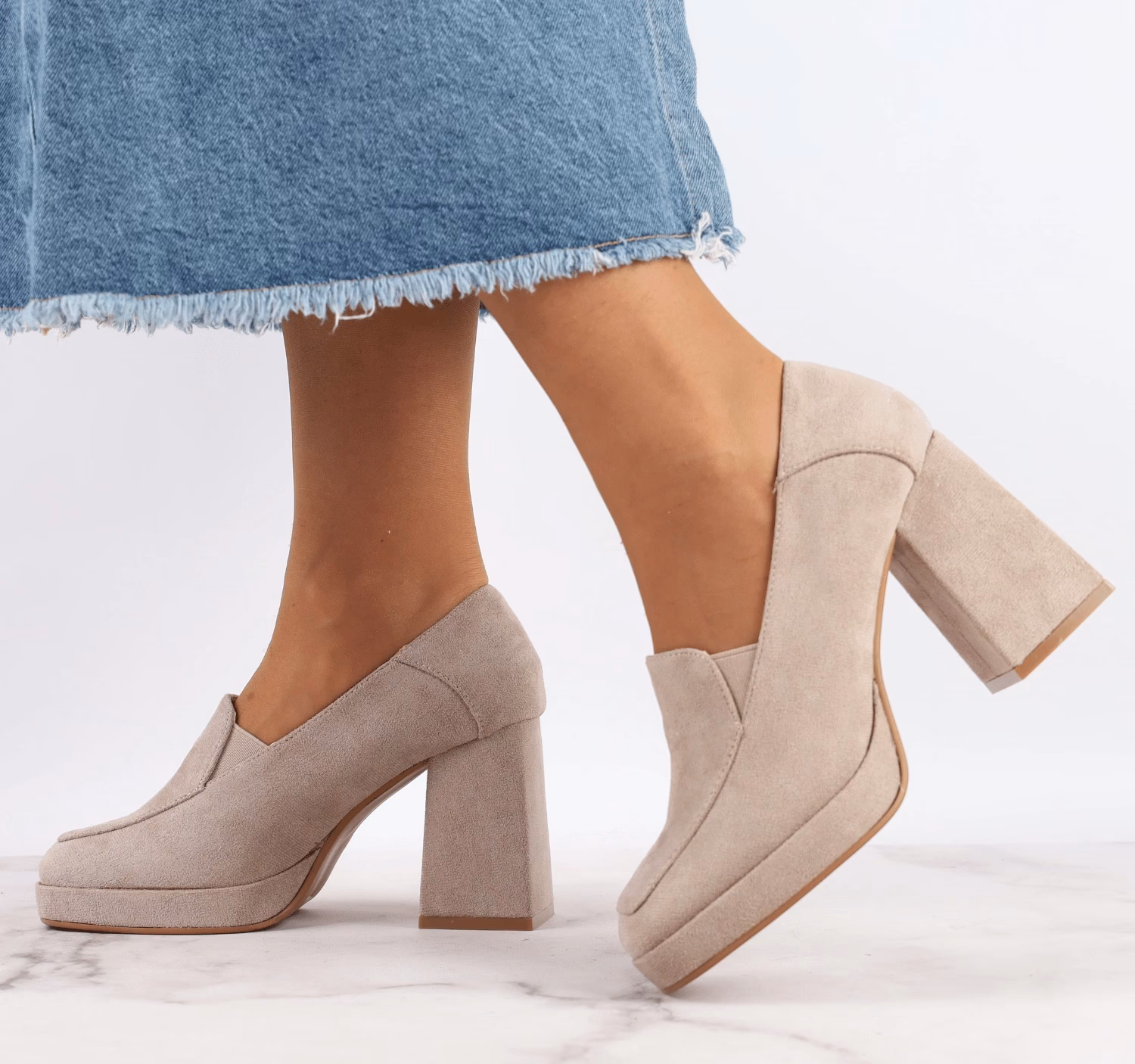 Do czego pasują beżowe buty na obcasie?