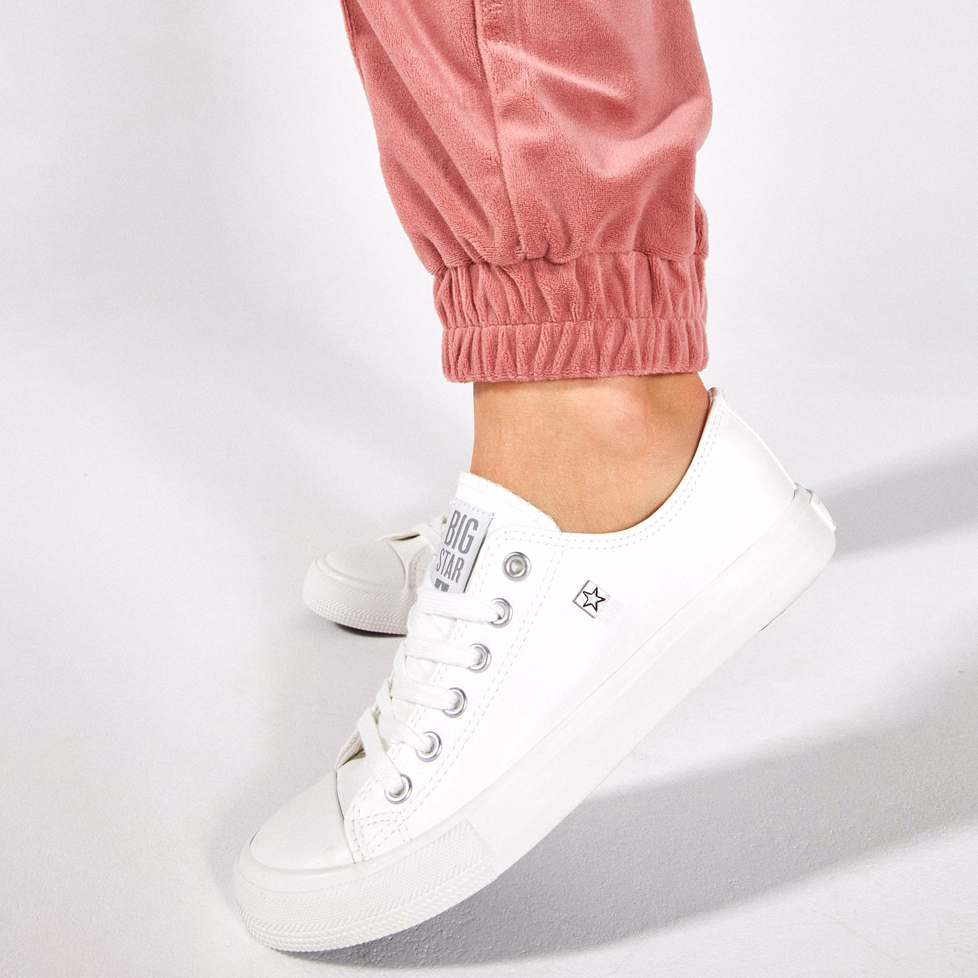 Jakie buty sportowe do sukienki?