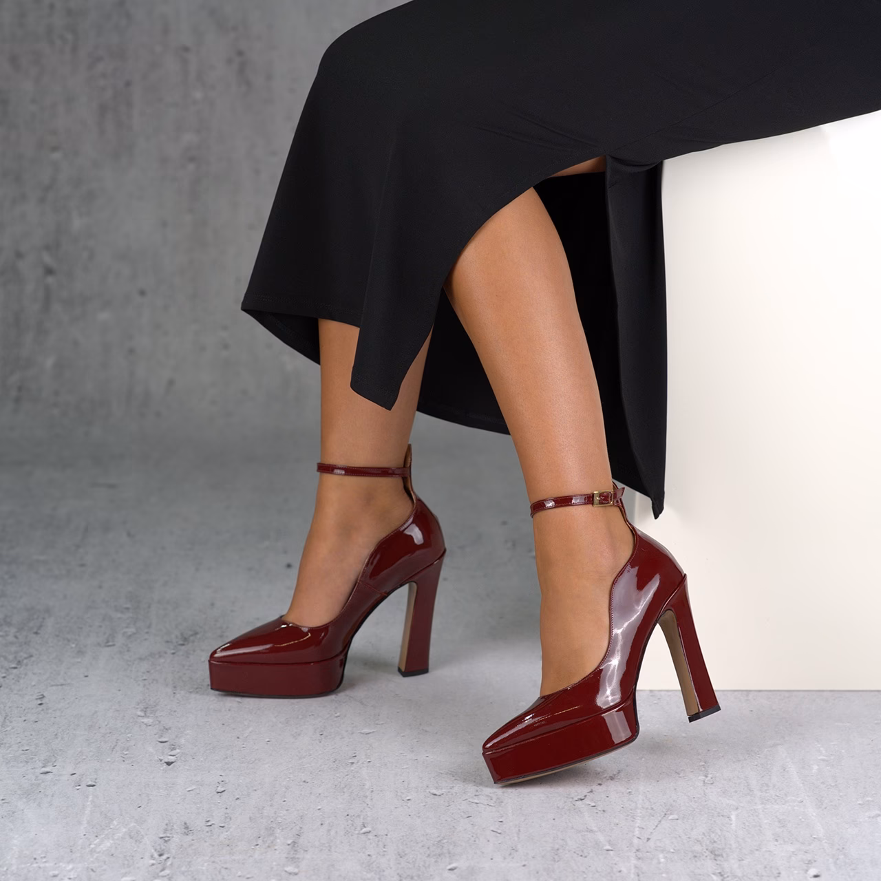 Do czego pasują buty bordowe?