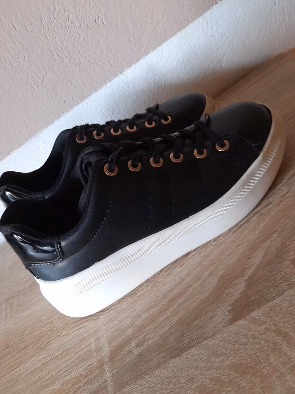 Jakie marki oferują czarne buty z białą podeszwą?