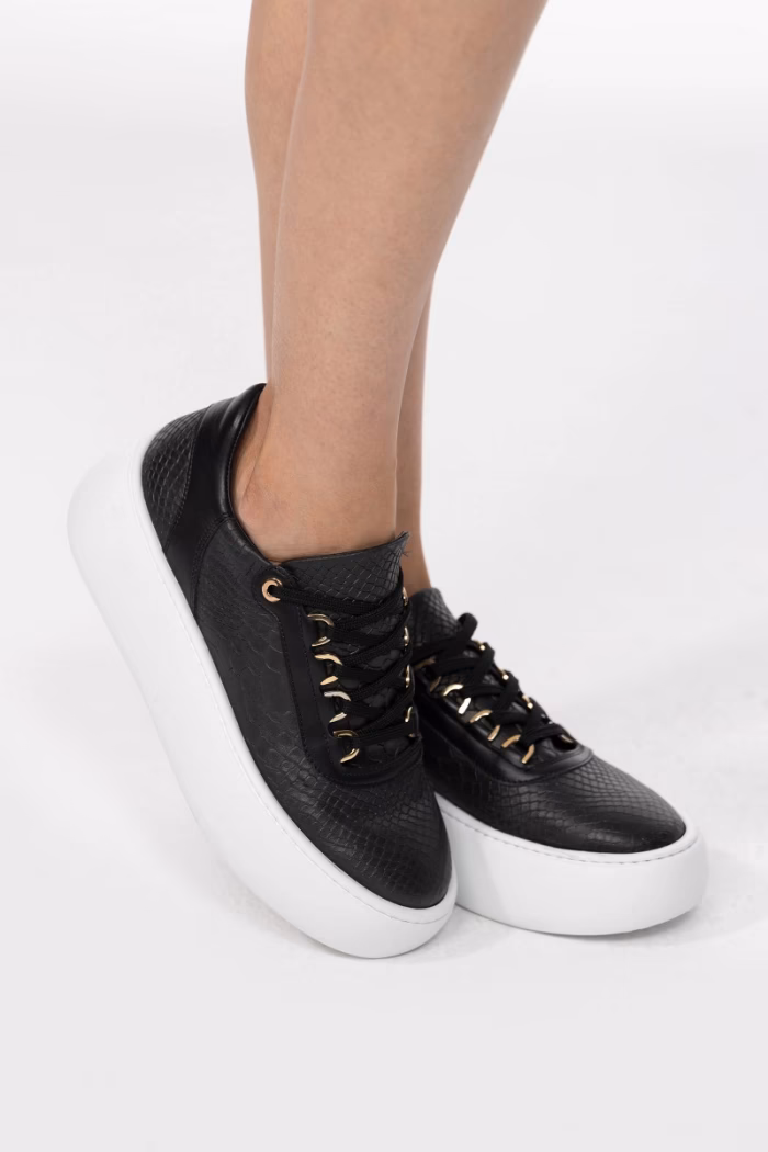 Czy czarne buty z białą podeszwą są modne?