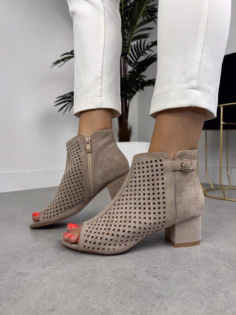 Jakie buty do rozkloszowanej sukienki?