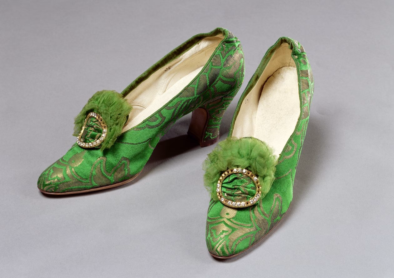 Jakie buty do sukienki w stylu lat 20?