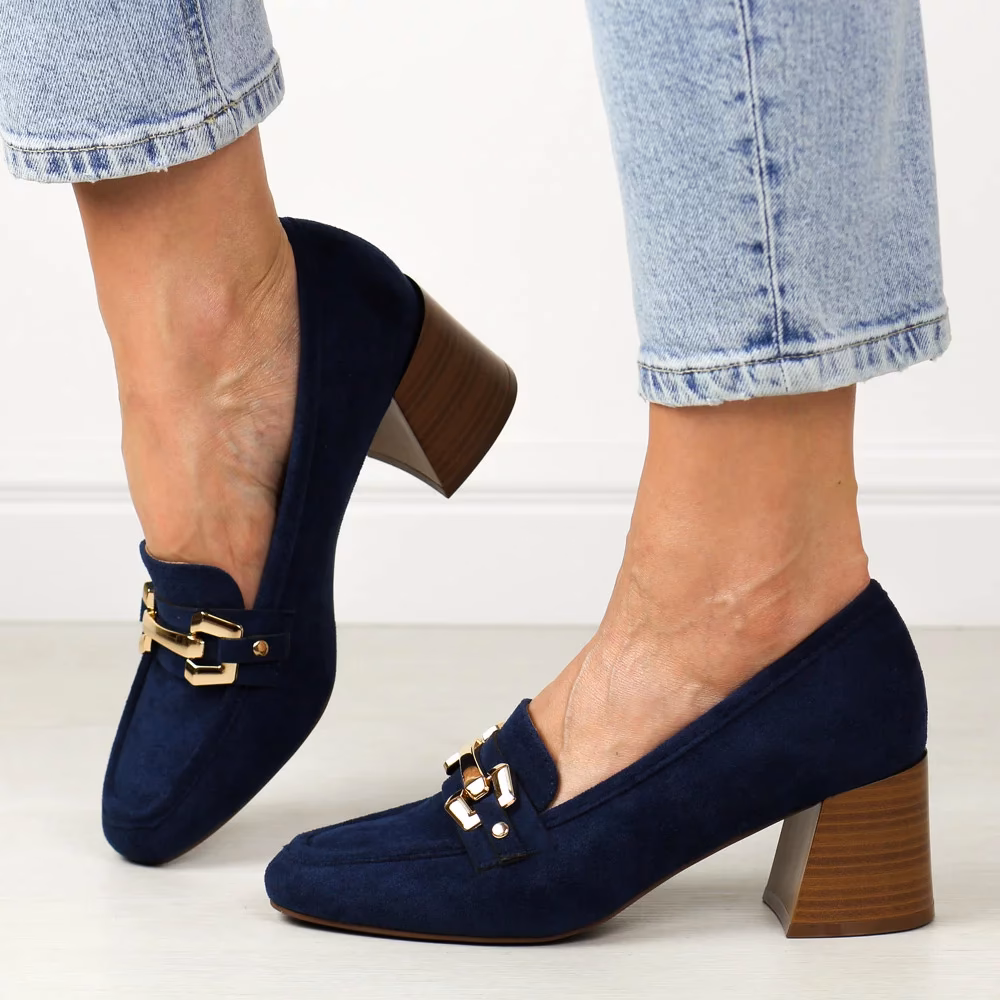 Jakie buty do granatowej sukienki na wesele?