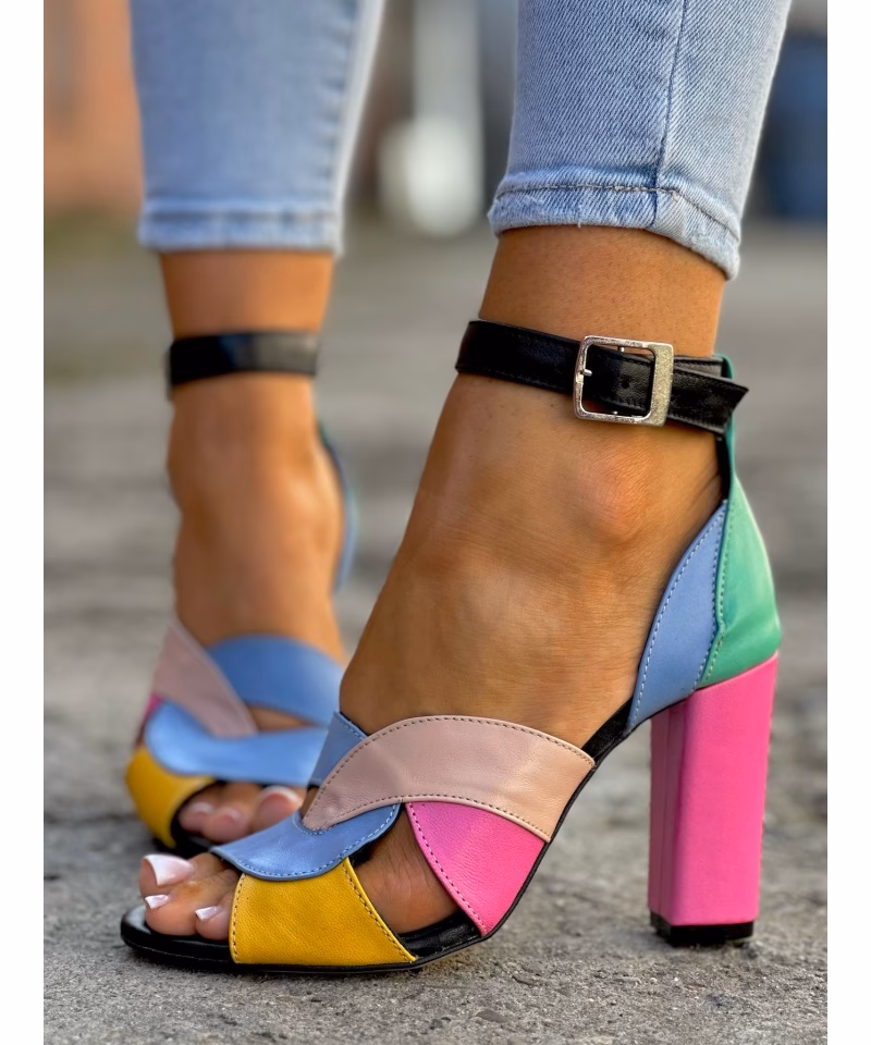 Jakie kolory sandałów na słupku są modne?