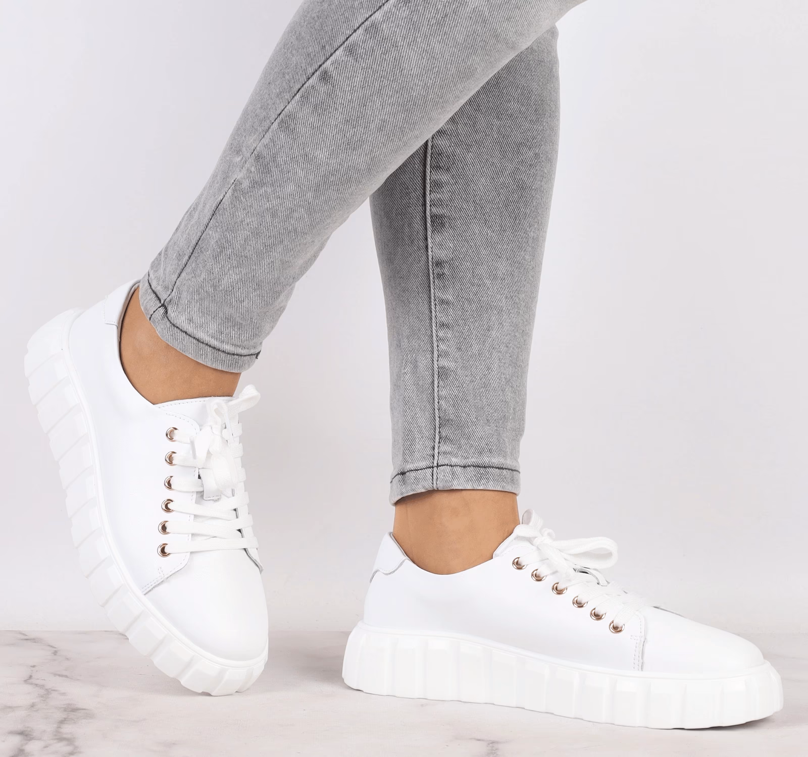 Jak dbać o białe skórzane buty sportowe?