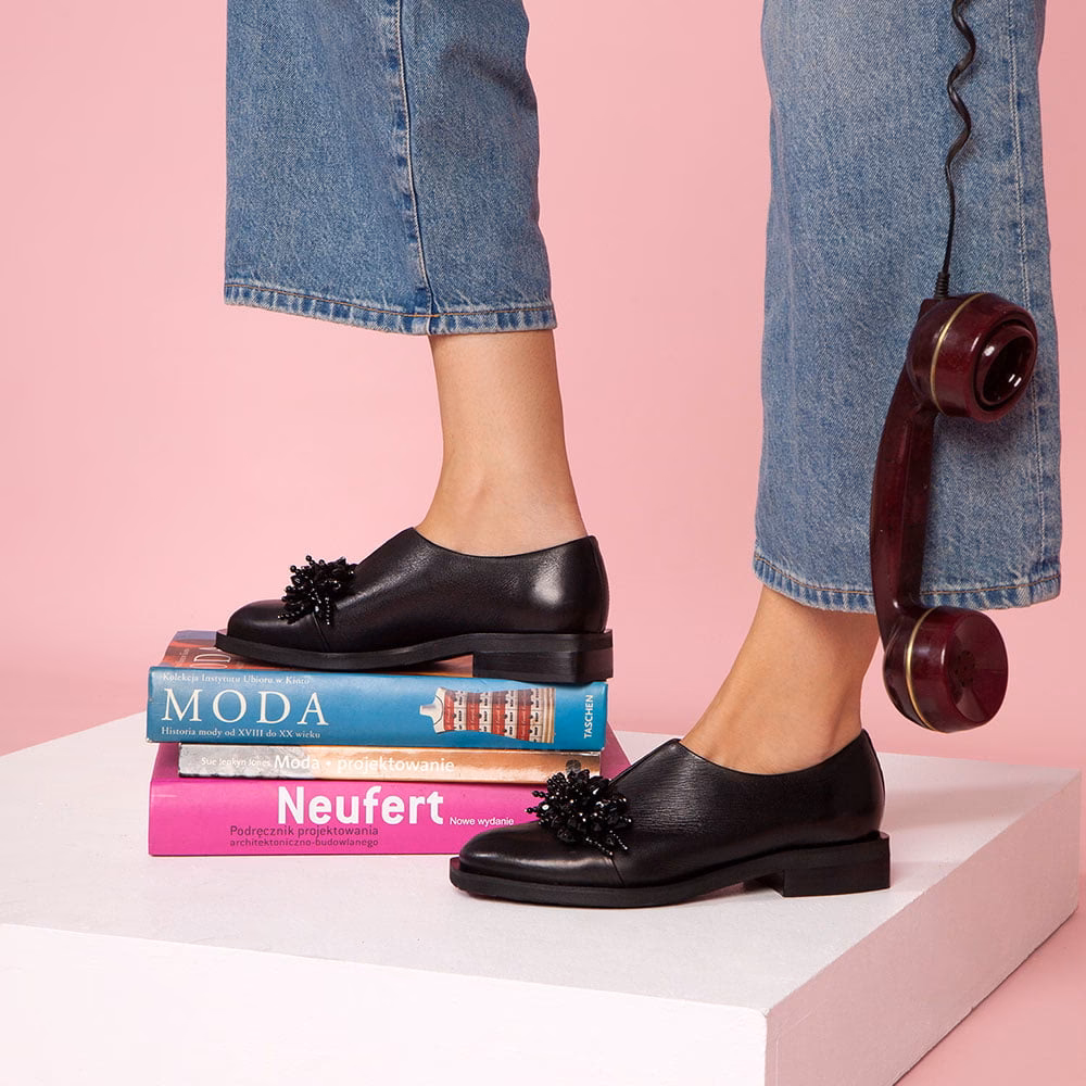 Jak nosić buty z koralikami?