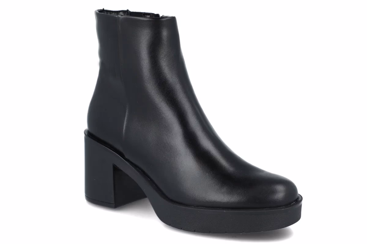 Jak nosić botki na obcasie zimą?