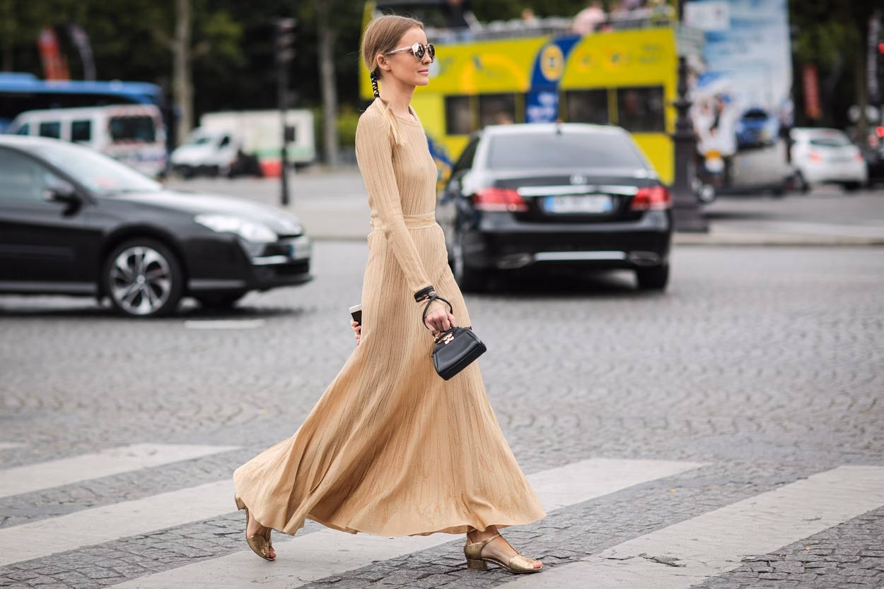 Jakie buty pasują do beżowej sukienki?