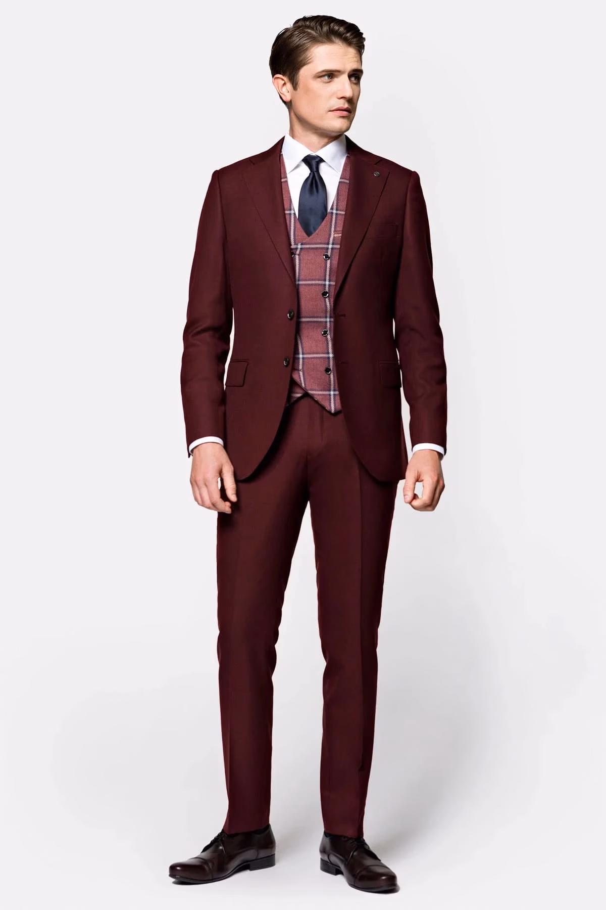 Jakie buty do bordowego garnituru?