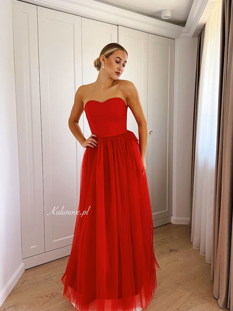 Jaki makijaż do czerwonej sukienki?