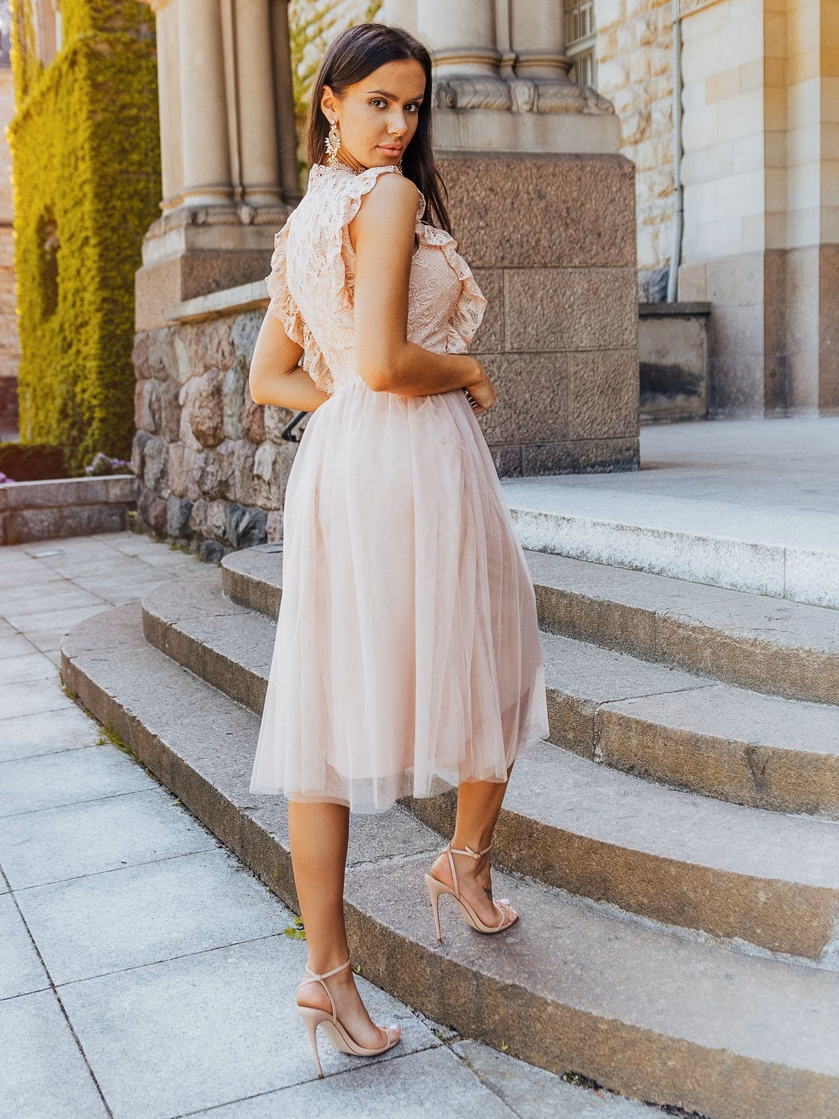 Czy do długiej sukienki pasują sandały?