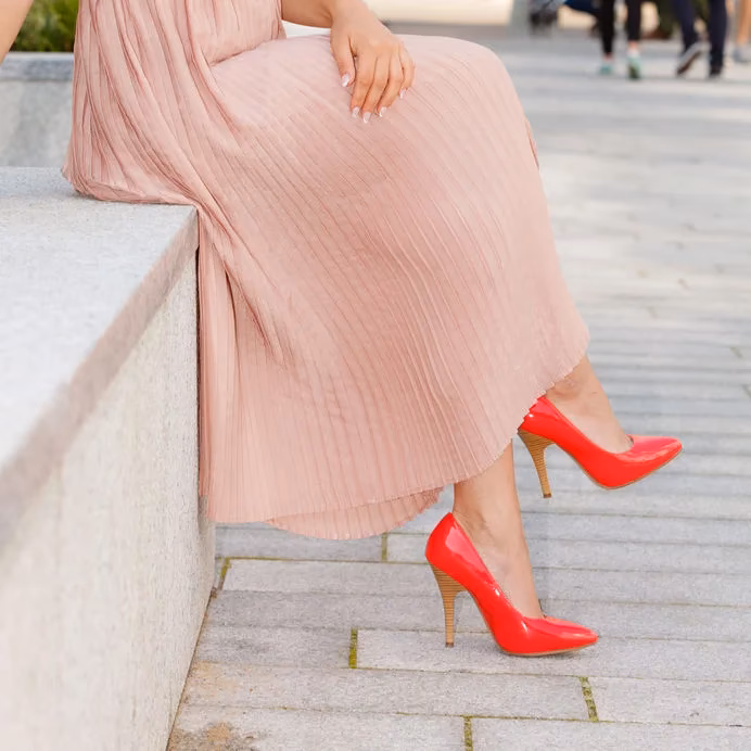 Jakie buty pasują do różowej sukienki?