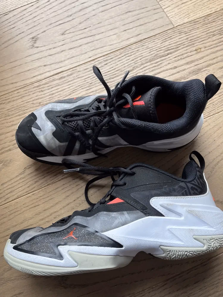 Jakie buty do siatkówki Mizuno?