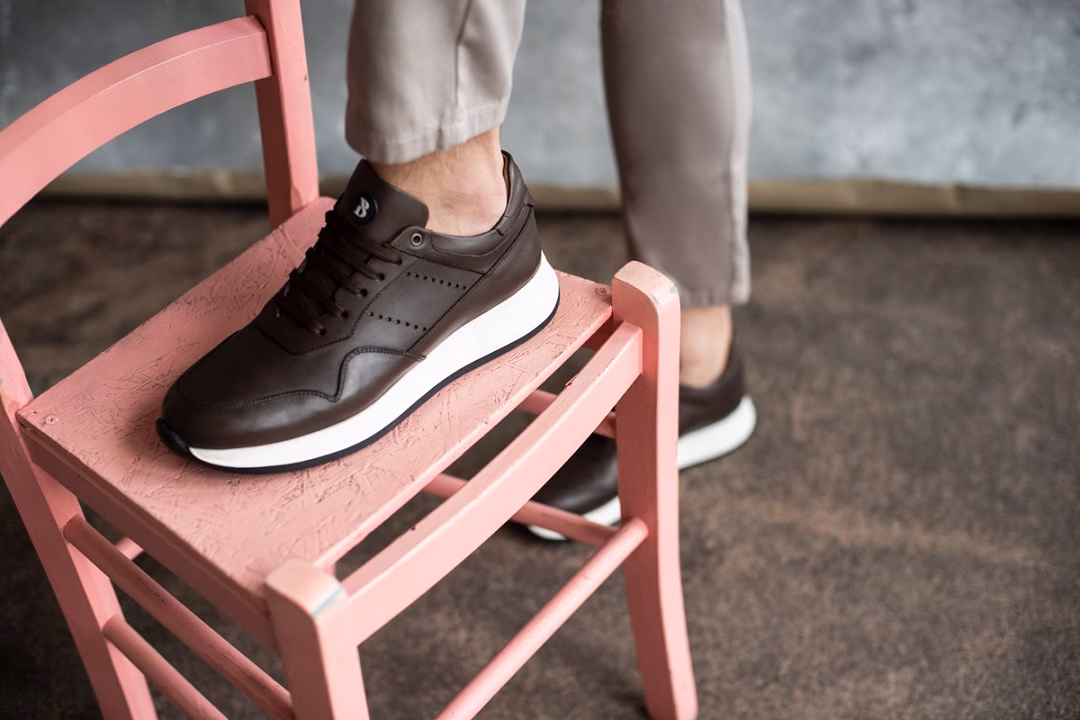 Jakie buty pasują do chinosów męskich?