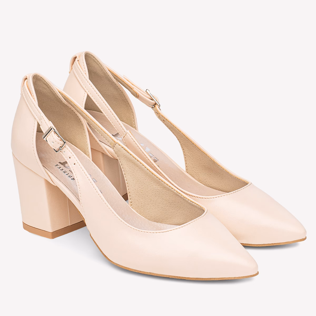 Jakie dodatki do sukienki nude?