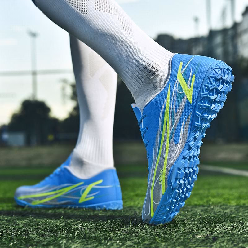 Czym się różnią buty na sztuczną trawę od zwykłych?