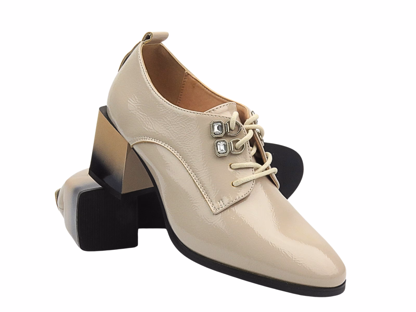 Jakie buty do beżowej sukienki?