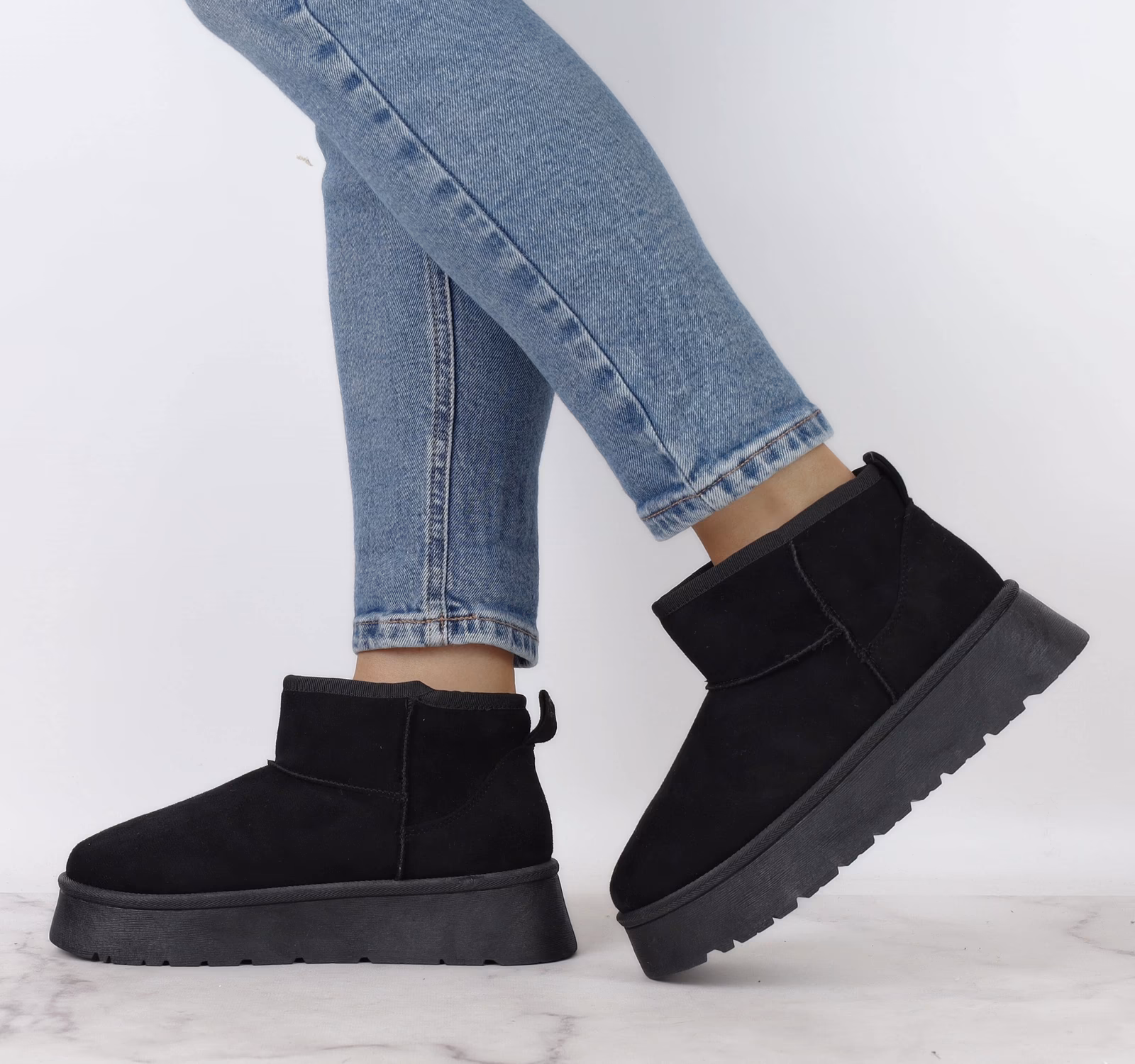 Z czego są buty Emu?