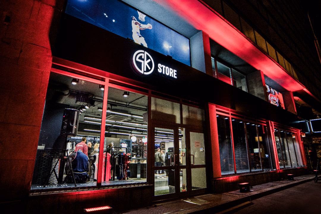 Czy w Warszawie są sklepy oferujące szeroki wybór butów Jordan?